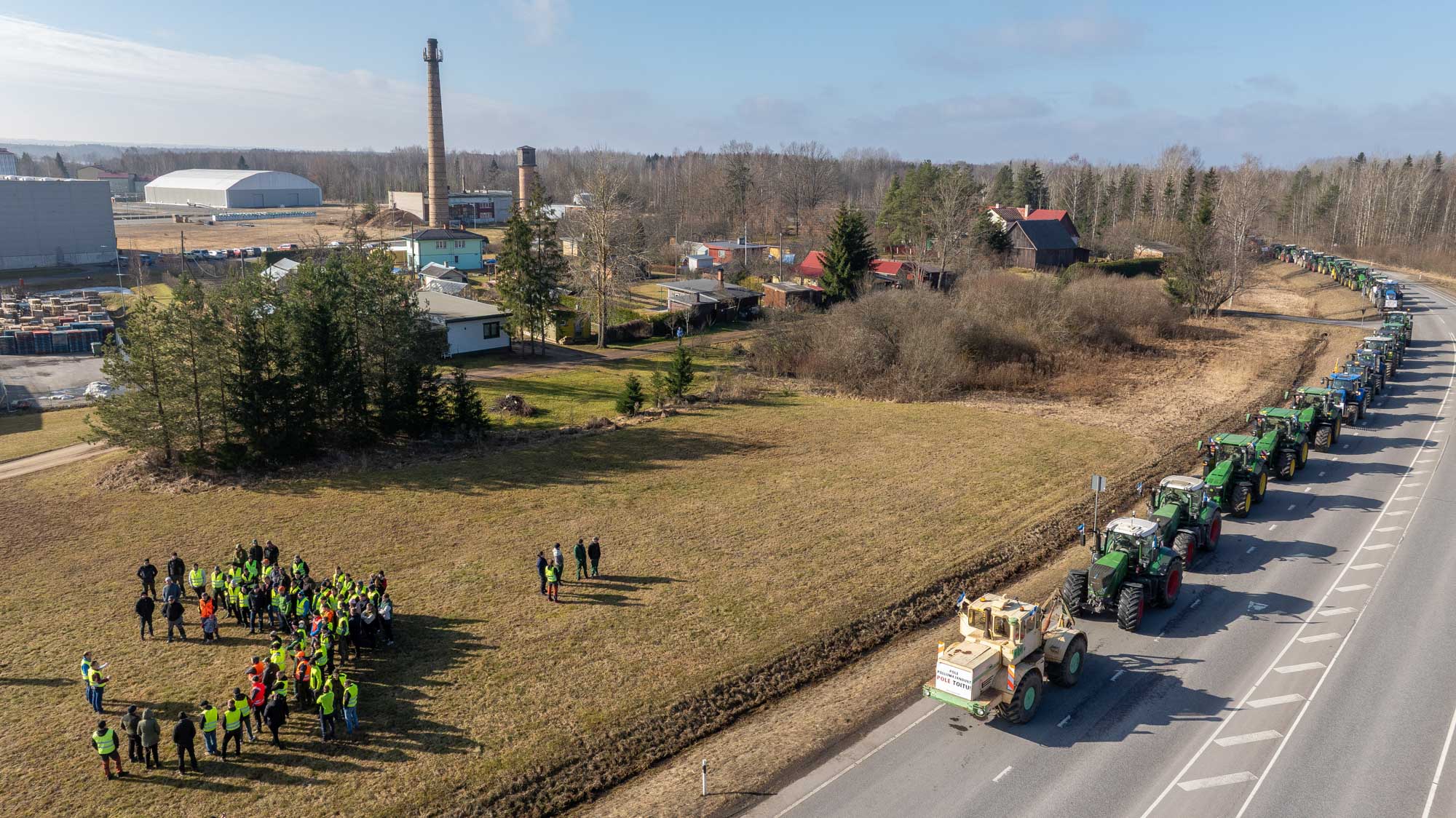 Võrus alustasid traktorid kogunemist 19. märtsil kella 9st, et kell 10 sõitu alustada. Kokku saadi Tallinna maantee ja Võru-Põlva maantee vahelisel lõigul, taamal udus Võru linn. Esiti kaaluti kogunemispaigana ka Tallinna maantee Olerexi tankla parklat, kuid sai selgeks, et see jääb ruumilt liiga kitsaks. Kogunemine toimus täpses ajakavas ja kell 9.52 tehti ühisfoto, misjärel kuulati ära viimased juhised ning suunduti masinatesse. Paljusid traktoreid ehtisid sinimustvalged lipud ning esiosasse olid kinnitatud plakatid teemakohaste sõnumitega. FOTOD: Aigar Nagel